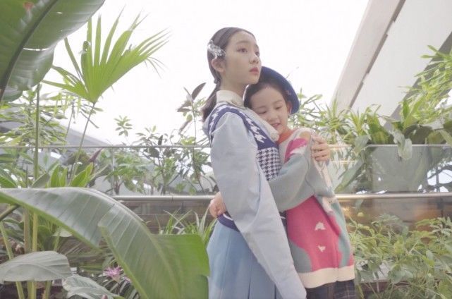 多多与妈妈如同复制粘贴,妹妹灵动可爱