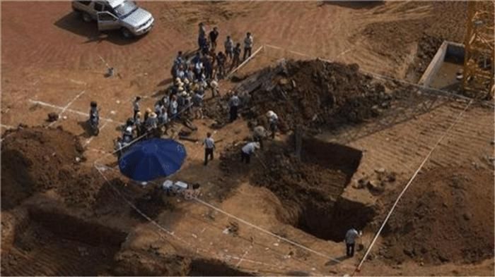 专家打开古墓看见一桌饭菜,一脸惊恐,仿佛墓主人在说就等你了