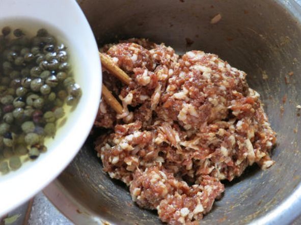 拌饺子馅，先调味还是后调味？做对了，饺子鲜嫩多汁，入味还不腥