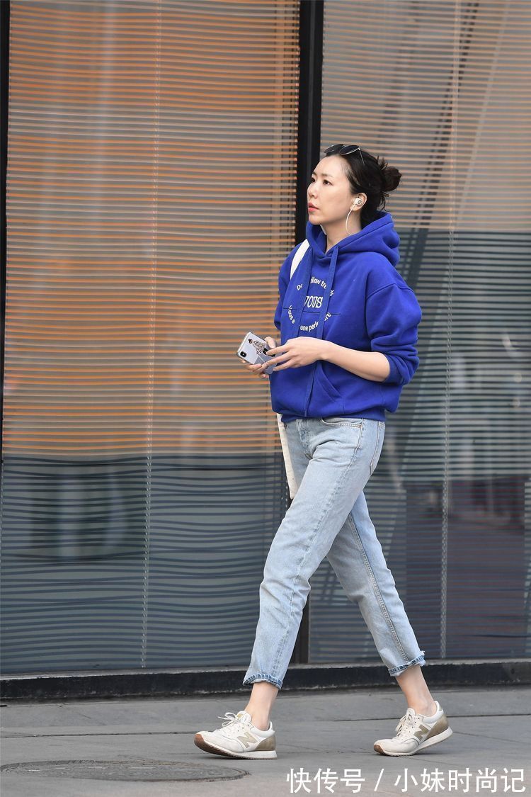 身材高挑 街拍:小姐姐搭配白色裙子,露出肩膀和锁骨,短发显得人很精神!