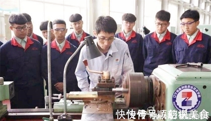 中航工业#“大国工匠”到底有多厉害?二十多年坚守车间,一天工资超40万