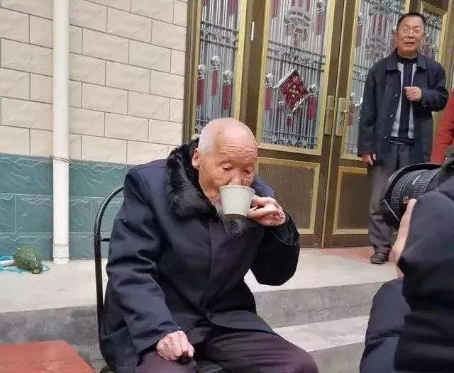 外婆|寿命长不靠多睡觉，也不靠保健品，而是坚持3件事，健康又长寿