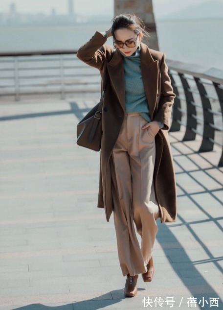 方头靴|穿大衣时别总搭小白鞋,试试配这“4种鞋子”,时髦显高还大气