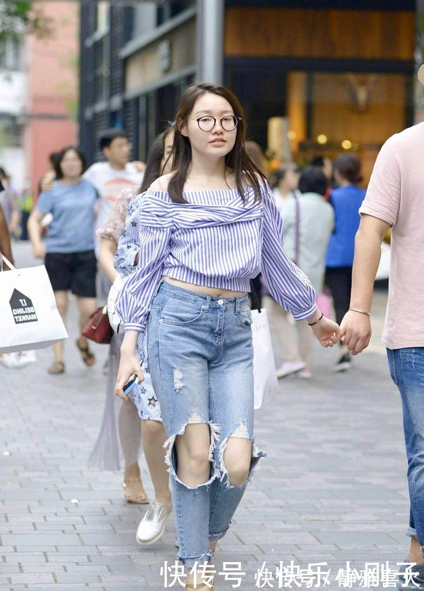 休闲|一款牛仔裤就能配出简约风格,休闲又有运动风