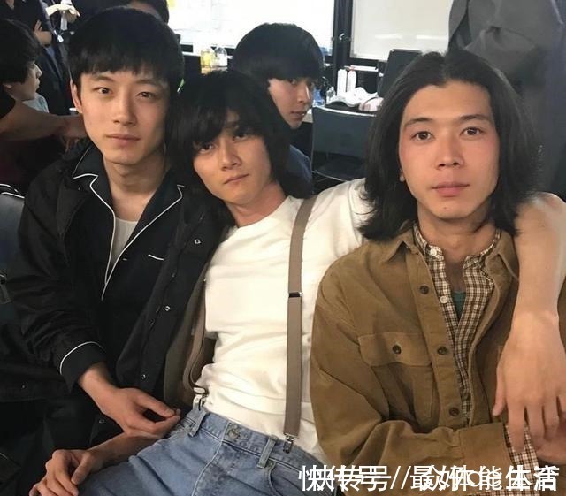 年代感 现在的潮人只有2种穿古着的和穿新衣服的!