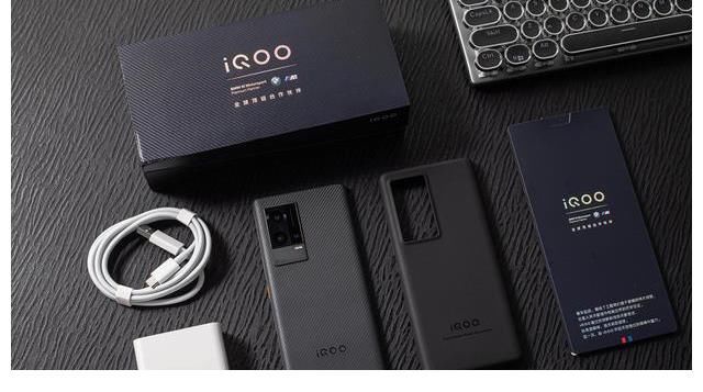 刷新率|iQOO8系列和苹果13玩游戏谁的视觉效果更好些