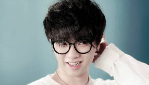 他是最惨的冠军,出道多年却不温不火,只能靠综艺节目混脸熟?