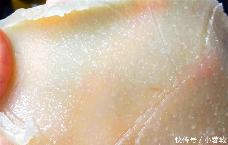 做猪皮冻时,猪皮焯水后就煮是大错特错!多加1步,猪皮清澈透亮