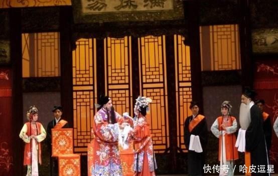 大臣|大臣们上朝拿的木板,平时用来打小抄,急起来还能当武器抡