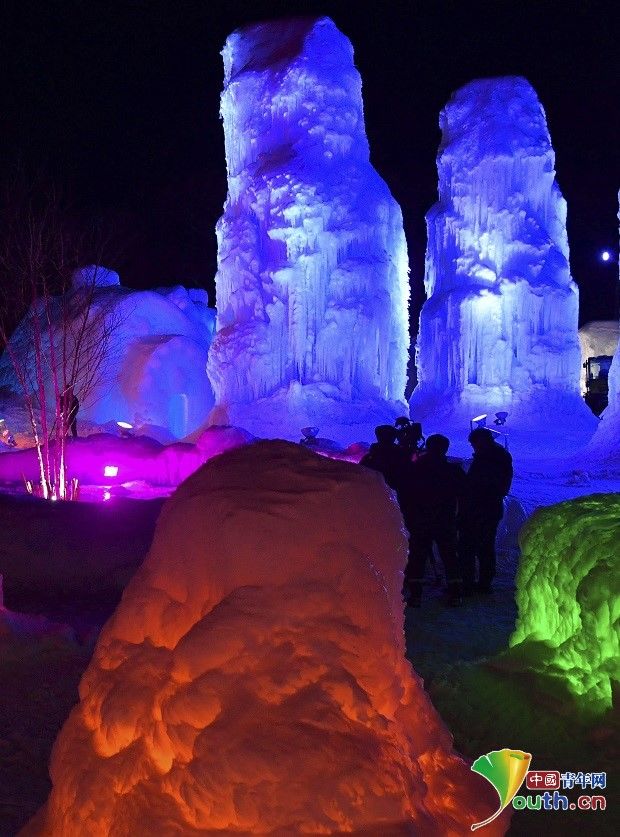 相遇|日本支笏湖冰雪节举行 冰雕绚丽多彩吸引游客
