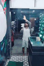 |搞笑GIF:本来想展示一下技术 没想到她最后一跳太抢镜了