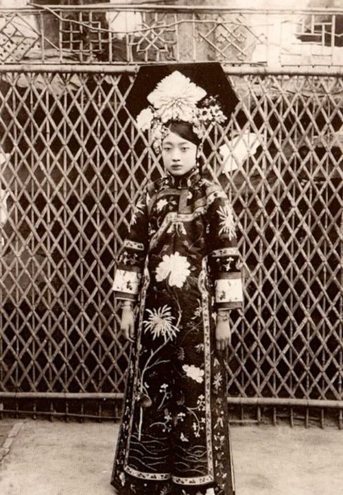 皇后|末代皇后婉容罕见照:第1张端庄大气,第4张是她唯一一次穿朝服