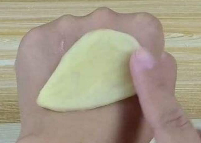 水垢|切2片土豆贴在眼睛上，原来作用这么大，你也快来试试吧