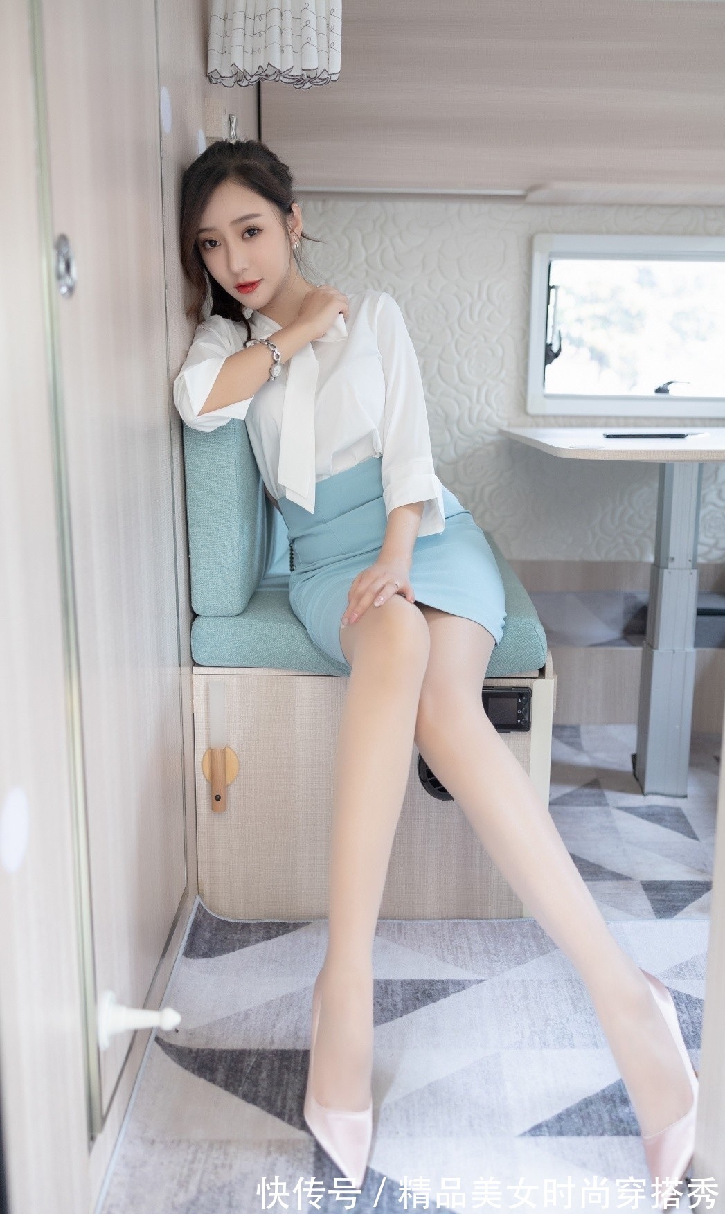 浅蓝色 知性又优雅的白色衬衫,下搭一条浅蓝色的高腰包臀裙,性感又迷人