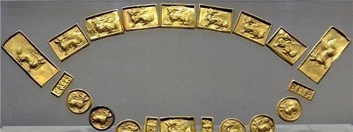 清官裹草席下葬,盗墓贼不屑一顾,300年后农民却挖出座金山