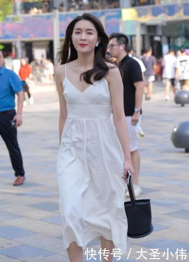 优雅|美女街拍白色吊带长裙,仙气十足,优雅迷人