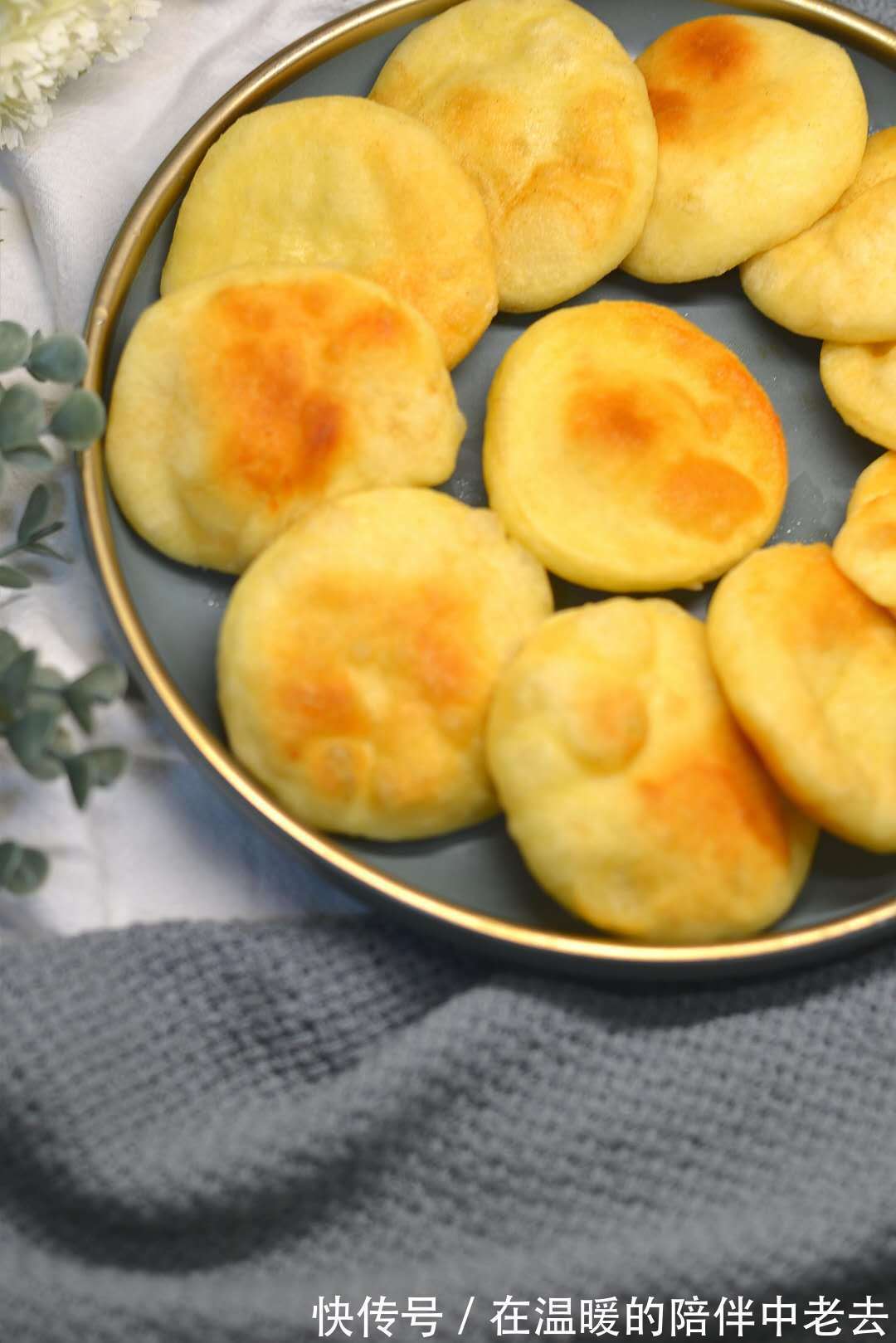 这小饼一上桌,儿子一口气吃10个还说没吃够,柔软咸香,太好吃!