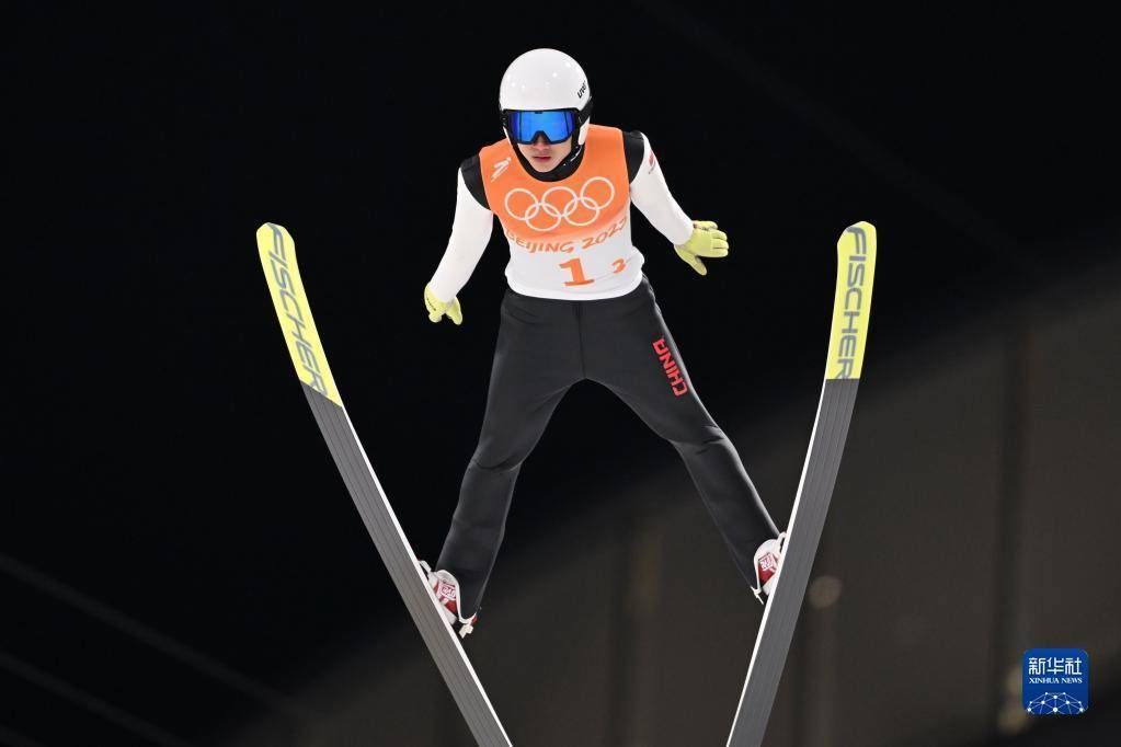 新华社记者|跳台滑雪男子团体：中国队亮相