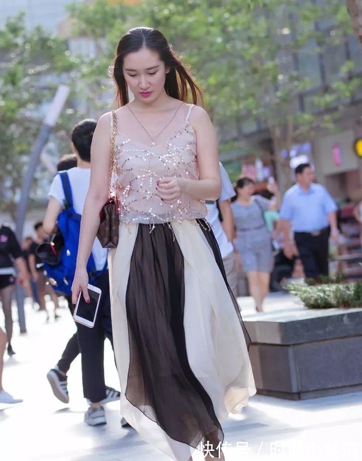 亮片|初秋穿搭别太单调,亮片短衫+条纹半身裙,尽情演绎假日浪漫风情