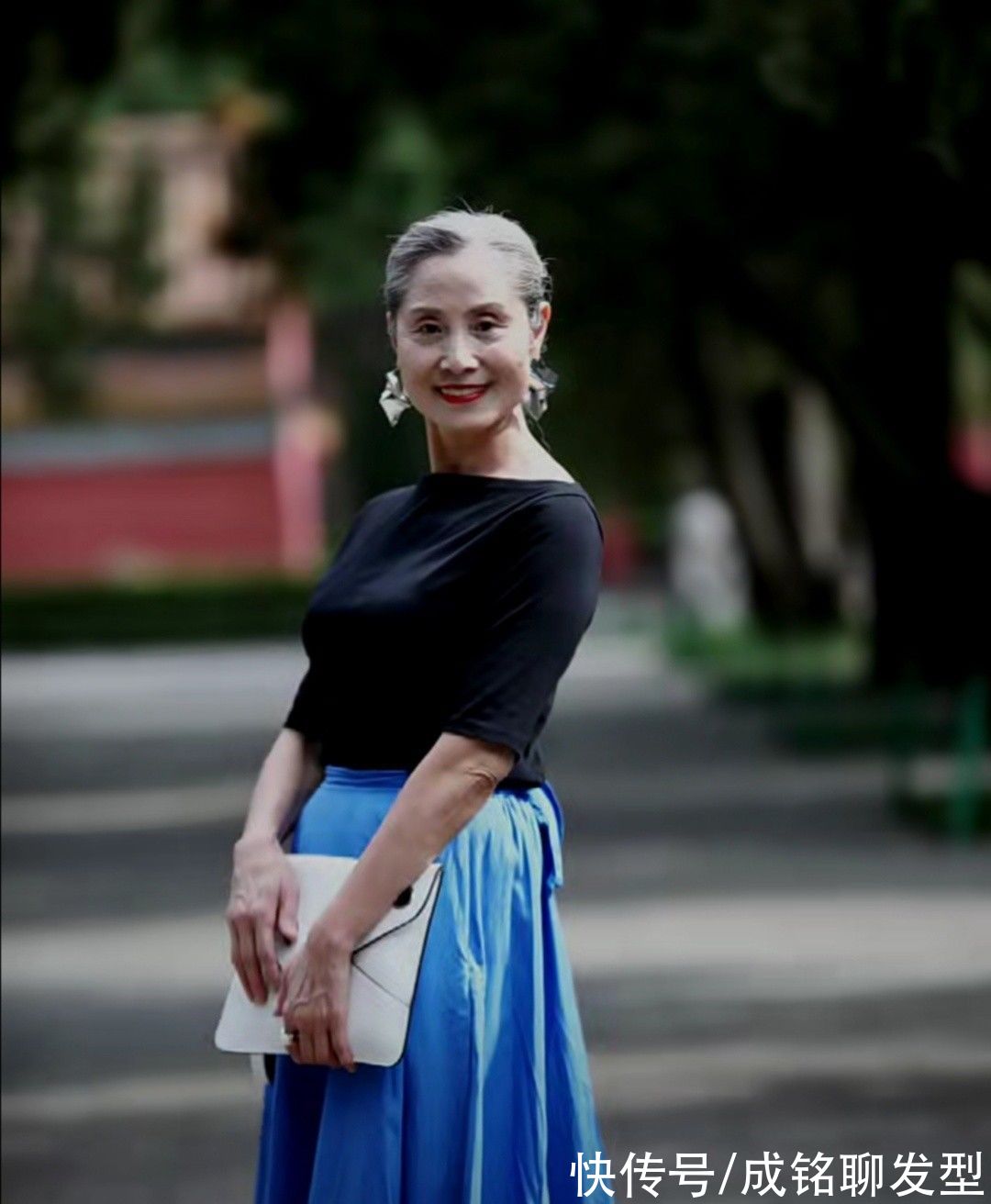 穿搭|头发变白满脸皱纹又怎样？70岁奶奶穿牛仔踩高跟，时尚不输年轻人