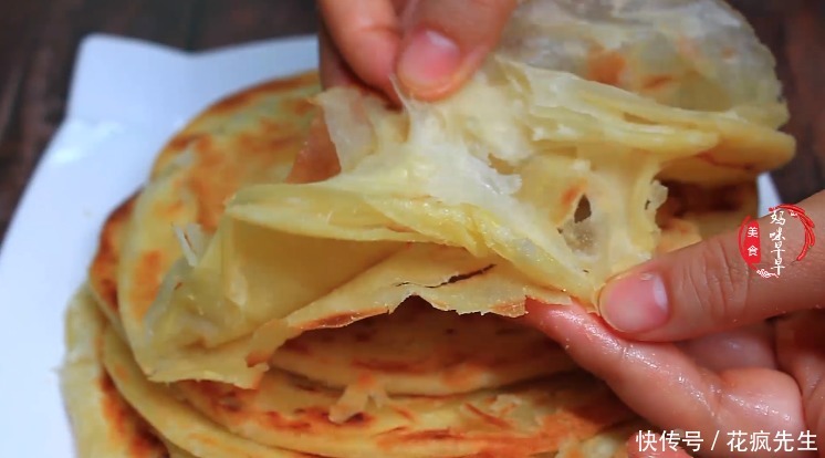  油饼|烙油饼该用冷水还是开水？面点师教你正确做法，金黄酥脆，太香了