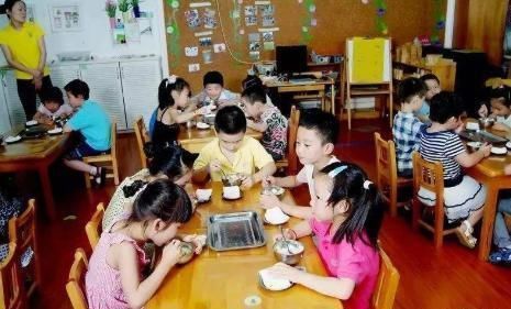 放学后|幼儿园孩子放学后反复哼唱一首歌,听清歌词后,宝妈气的浑身发抖