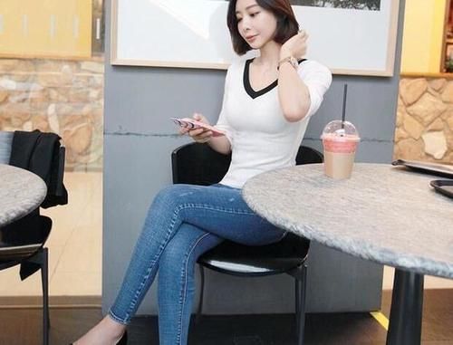 牛仔裤|美女穿搭:紧身牛仔裤曲线美的性感,又显清纯气质!