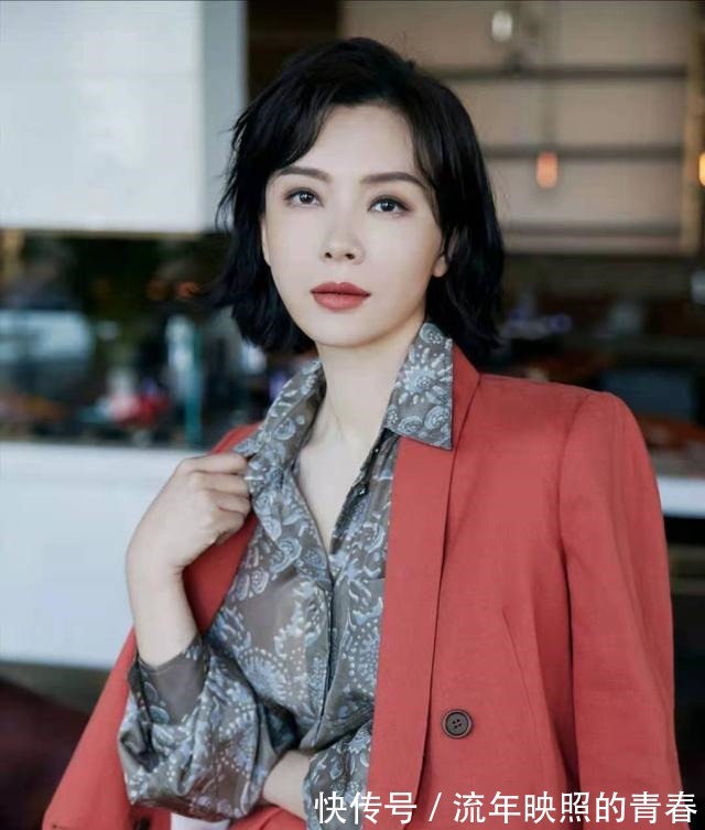 发型 女人过了45岁尽量别留长发、烫卷发!推荐这5款发型,太减龄