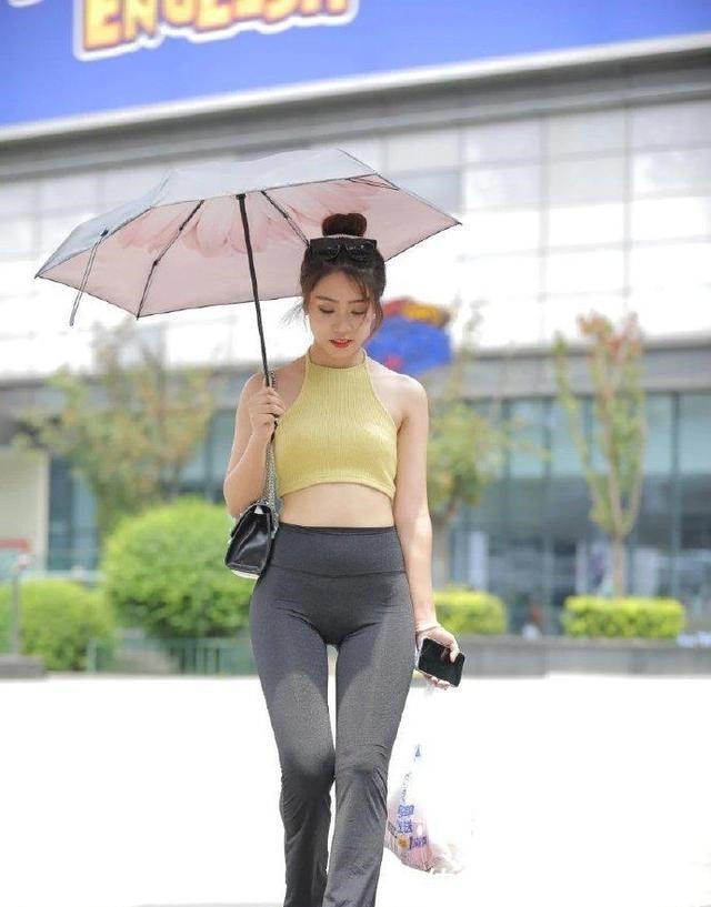 修身裤 穿修身裤美不美,搭配一件“挂脖衣”,造型会告诉你答案!