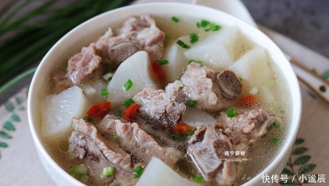 白萝卜排骨|它是人人吃得起的“小人参”,拿来炖汤喝,鲜甜滋补、润肺化痰