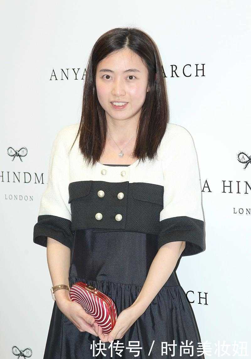 打扮|认真打扮的甘比气质太惊艳,穿小香风配黑色连衣裙,显贵又洋气