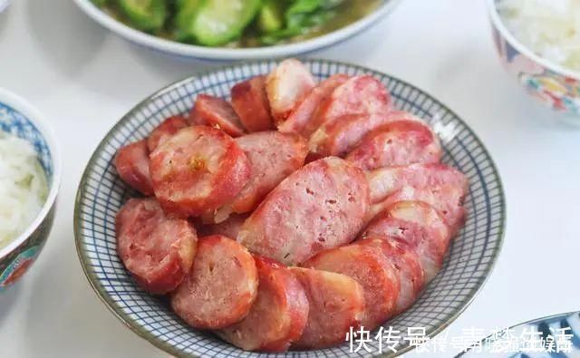 我家从去年起实行不完全分餐制,所以,我家午餐长这个样子