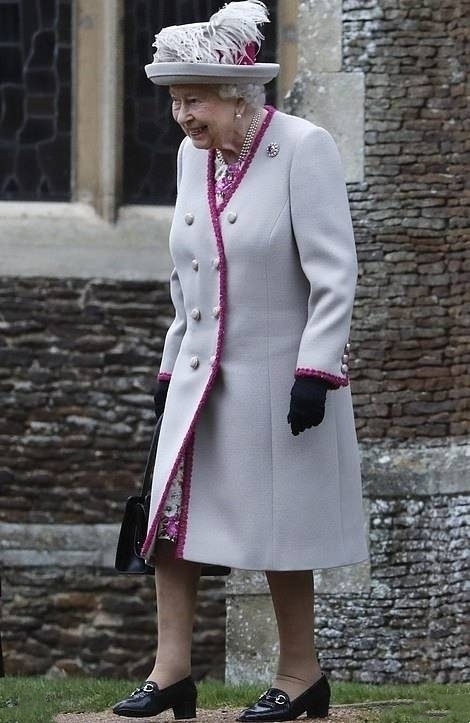 梅根 圣诞凯特再穿红衣实力碾压梅根蓝装,查尔斯形单影只却不见卡米拉