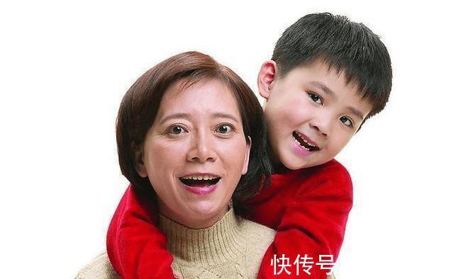 男孩|为什么男宝宝要多抱抱?心理学家给出答案,我们一直在伤害男孩?