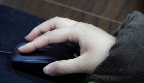 没想到|25岁女子经常手麻,没想到无意中的动作,救了自己一命