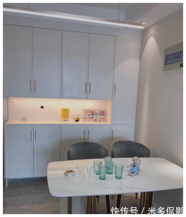 石膏线|她家88平米，全屋刷乳胶漆，石膏线做背景墙，效果太漂亮温馨了