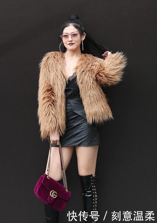 可爱|街拍:一个穿黑色连衣裙,非常可爱的两位小姐姐,打扮的真是清凉