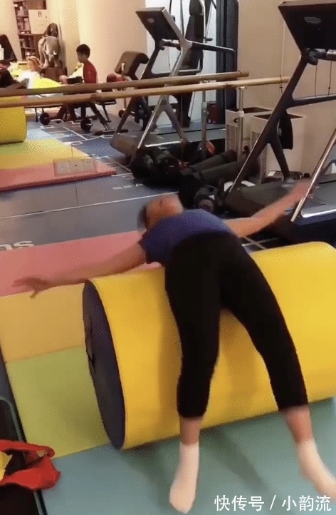 直播间|41岁刘涛直播间表演倒立,一步到位动作敏捷,可惜衣服没穿对!