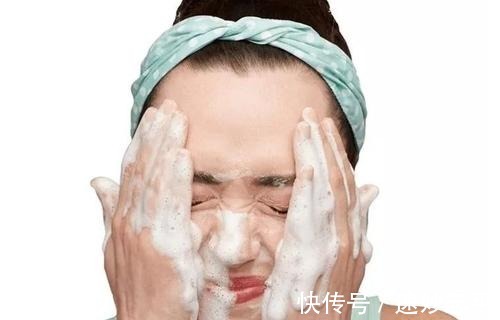 皮肤|脸上长脂肪粒的6大原因,改正这些错误习惯,皮肤变光滑细腻了!