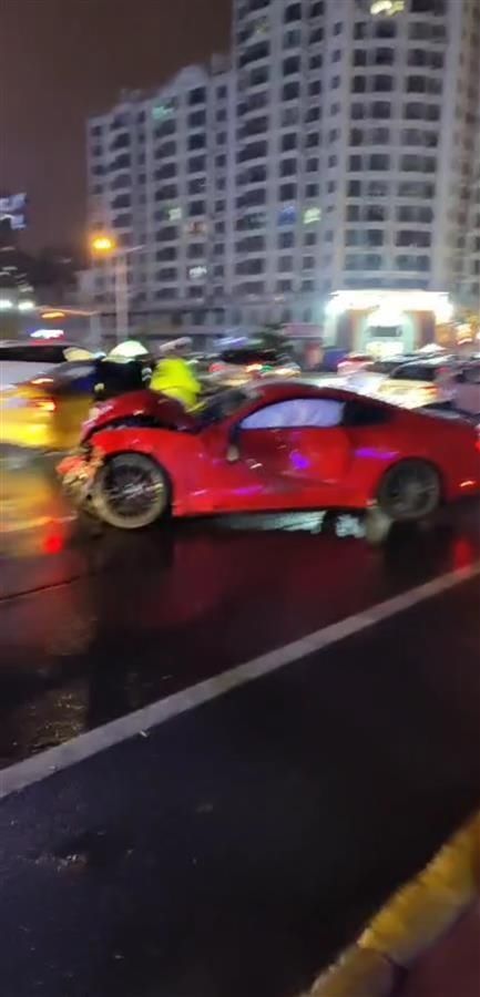 哈尔滨一跑车撞翻出租车致车内两人受伤,