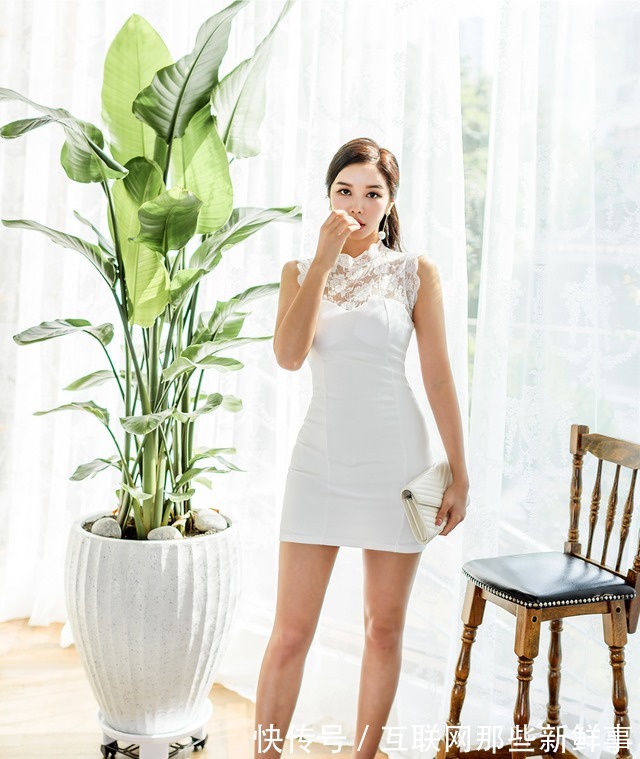 女人味 白色的连衣裙简约时尚,脚上一双高跟鞋,简约大方又不失女人味!