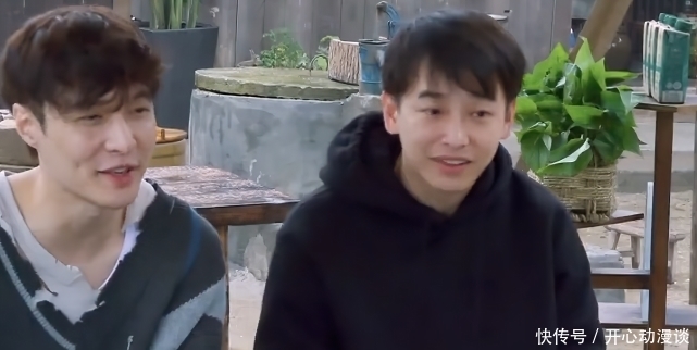 张艺兴 向往:张艺兴掏鸡蛋,差点被鸡啄,看他下意识嘟囔了啥?暴露修养