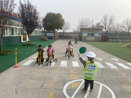 幼儿|快乐骑行 健康成长——周村区市南路小学附设幼儿园开展户外区域活动