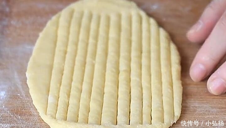入秋后我家面粉从不蒸馒头，如此做香软又营养，大人孩子都爱吃
