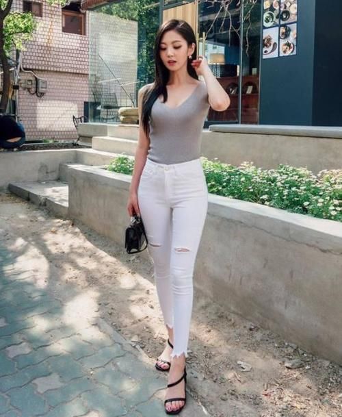 显瘦|白色紧身牛仔裤，展现腿部优美线条！