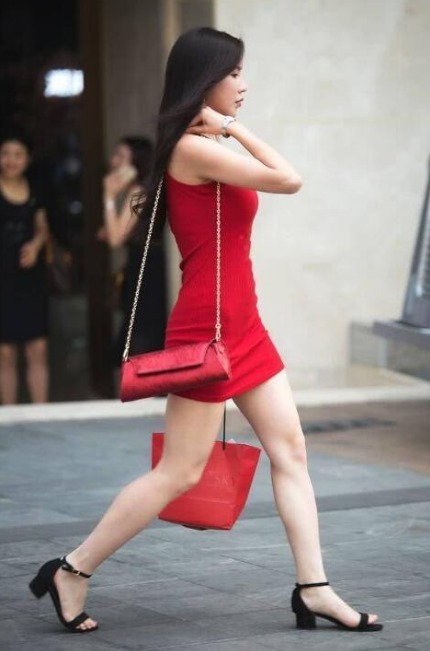 美女街拍：红色连衣裙搭配黑色凉鞋，气质优雅，青春减龄