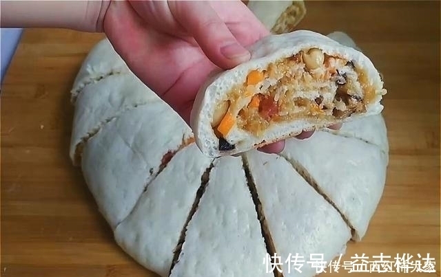 腊肠|糯米别总用来包粽子,教你好吃做法,咸香软糯,鲜香料足真解馋