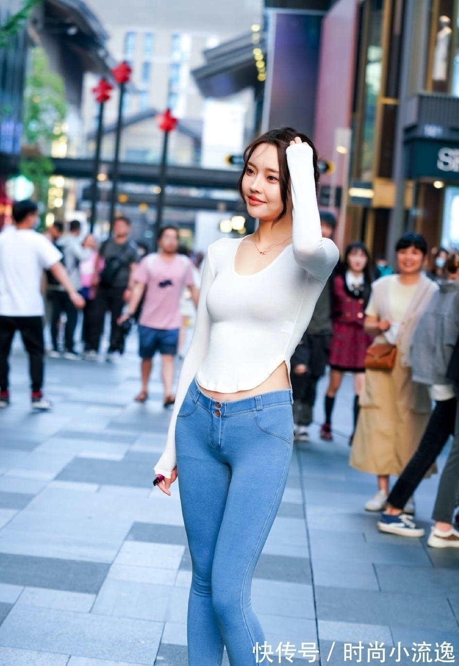 tips 如何用牛仔裤展示身材?弹力牛仔裤+高跟短靴,不仅显身材还很潮