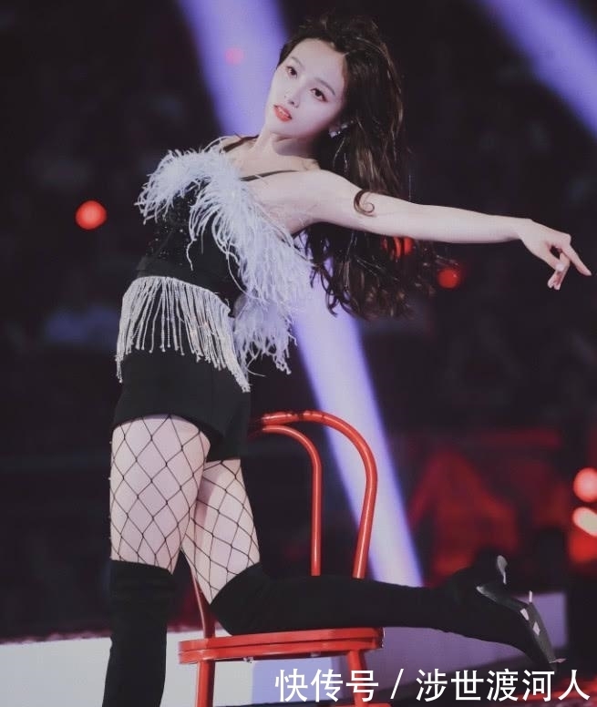 皮肤|是时候扔掉丝袜了,现在最火的袜子叫“吊床袜”+长靴,潮爆了!