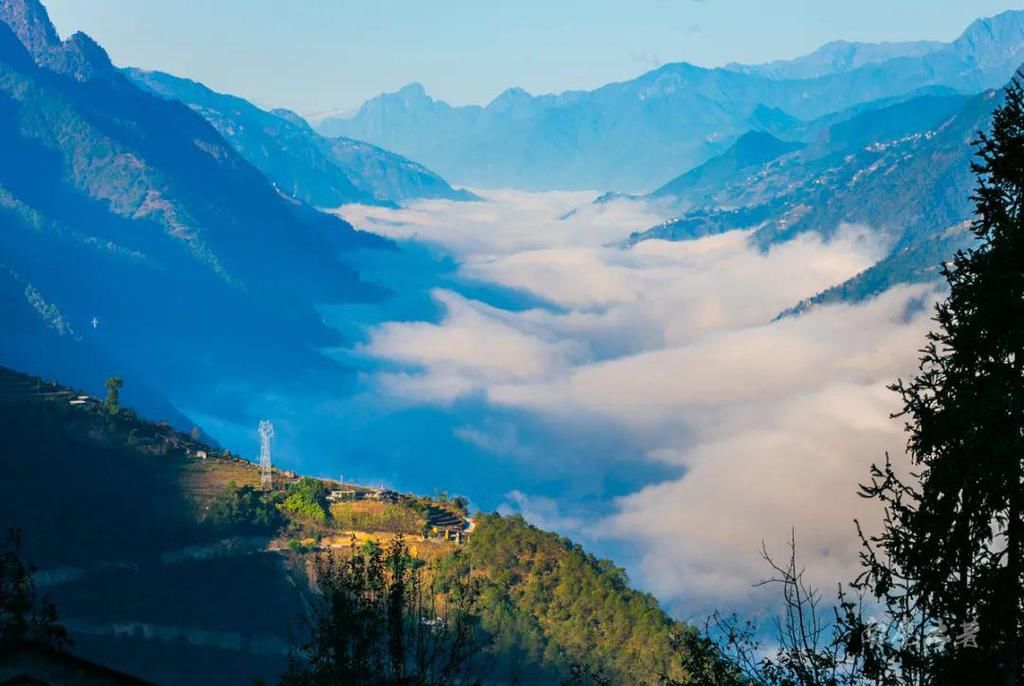 中国最后的秘境，大峡谷最佳观景村寨，遥望三江并流奇观